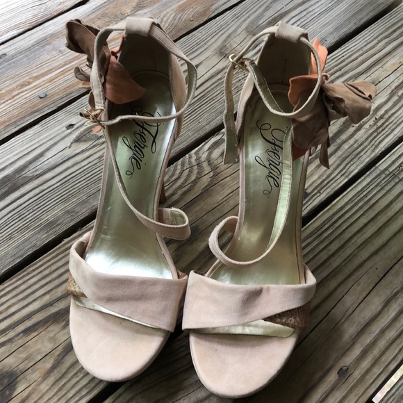 Fergie Corsage Open Toe Strappy Platform Sandal 10 - Picture 1 of 8